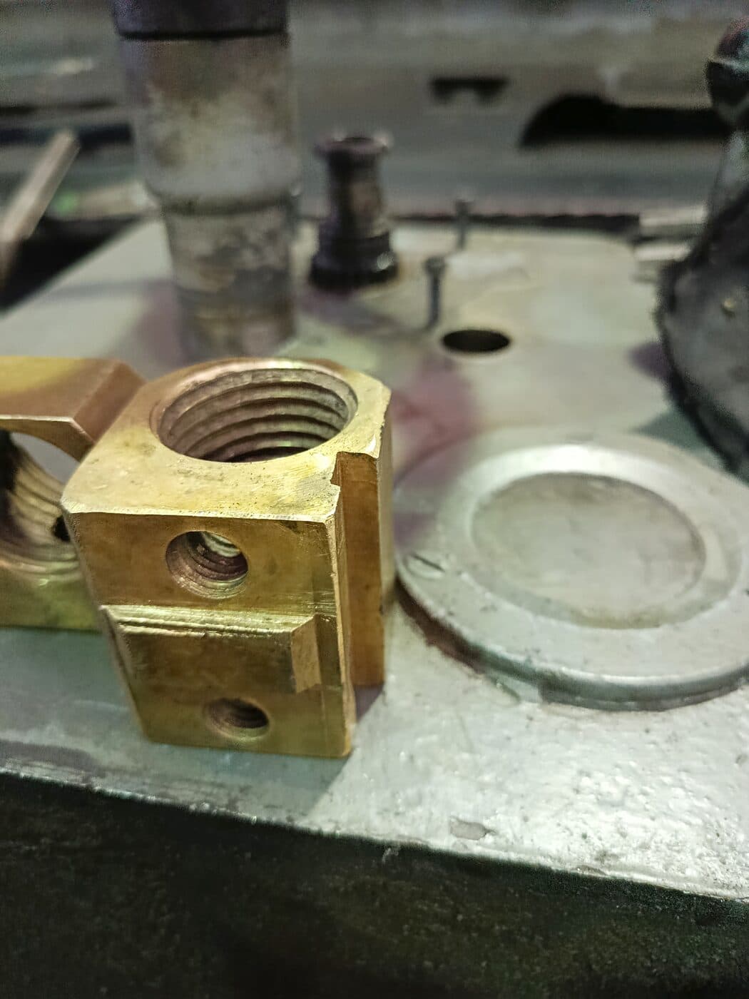 Écrou en bronze à forme prismatique