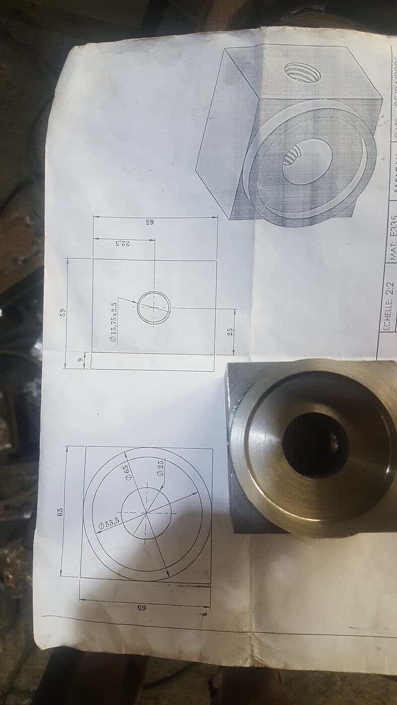 Pièce usinée posée sur son plan technique coté